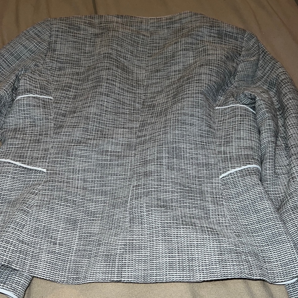 Tahari stunning Clasp Blazer color Gray and black size 8P - Picture 7 of 8